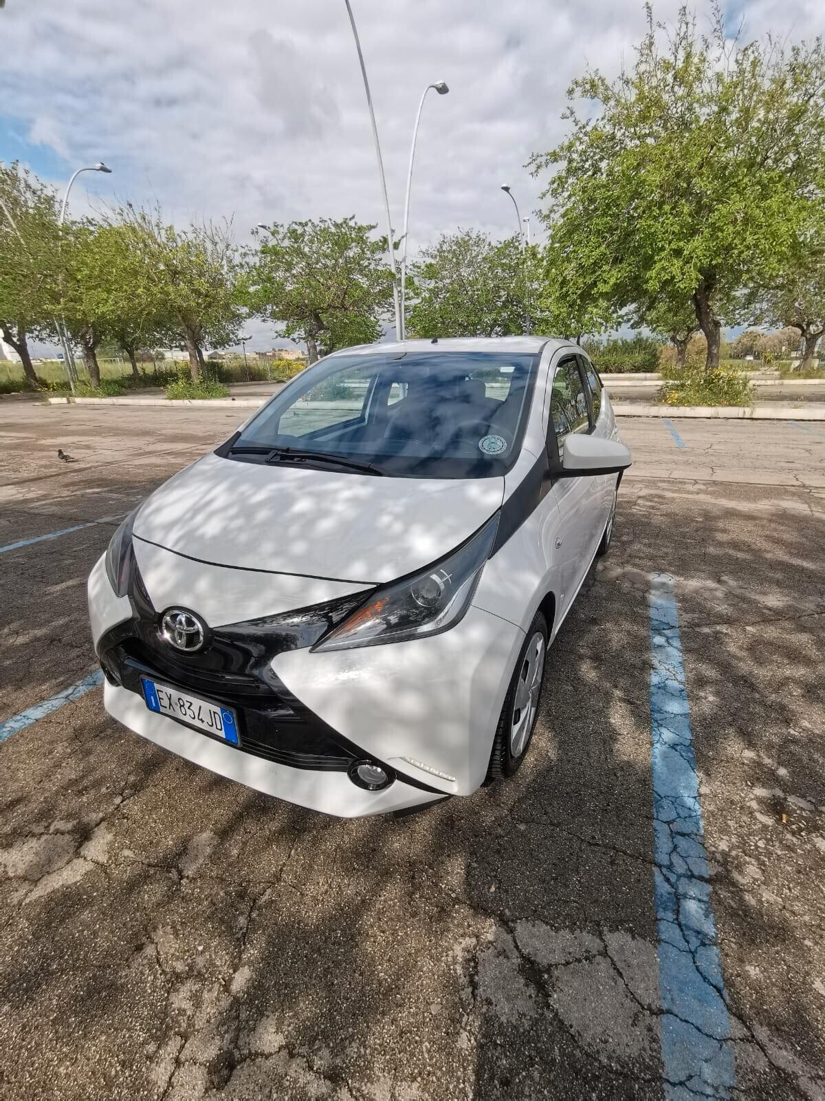 Toyota Aygo 1.0 VVT-i 69 CV 5 porte x-play MMT 2015