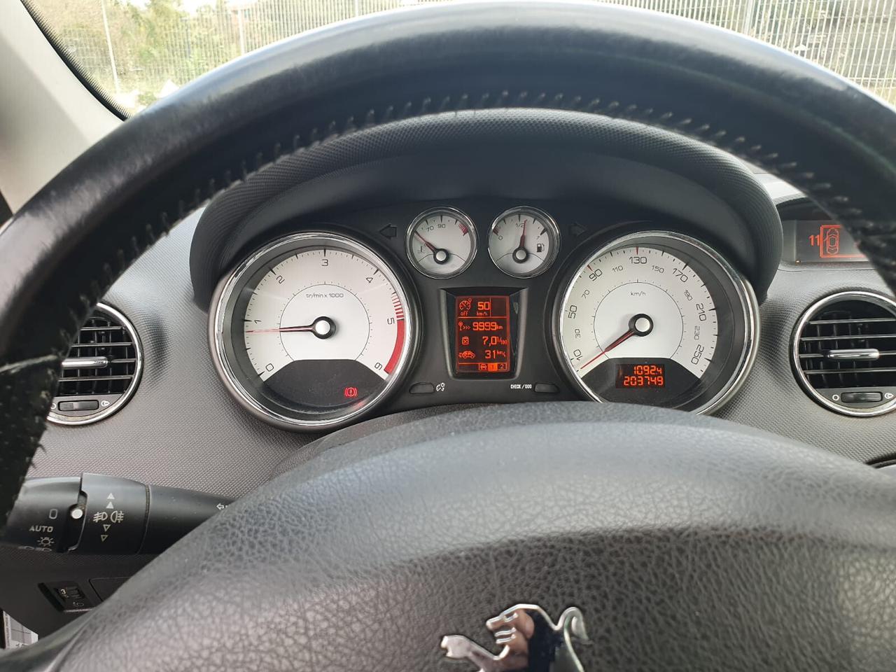 Peugeot 308 2.0 HDi 140CV CC Féline