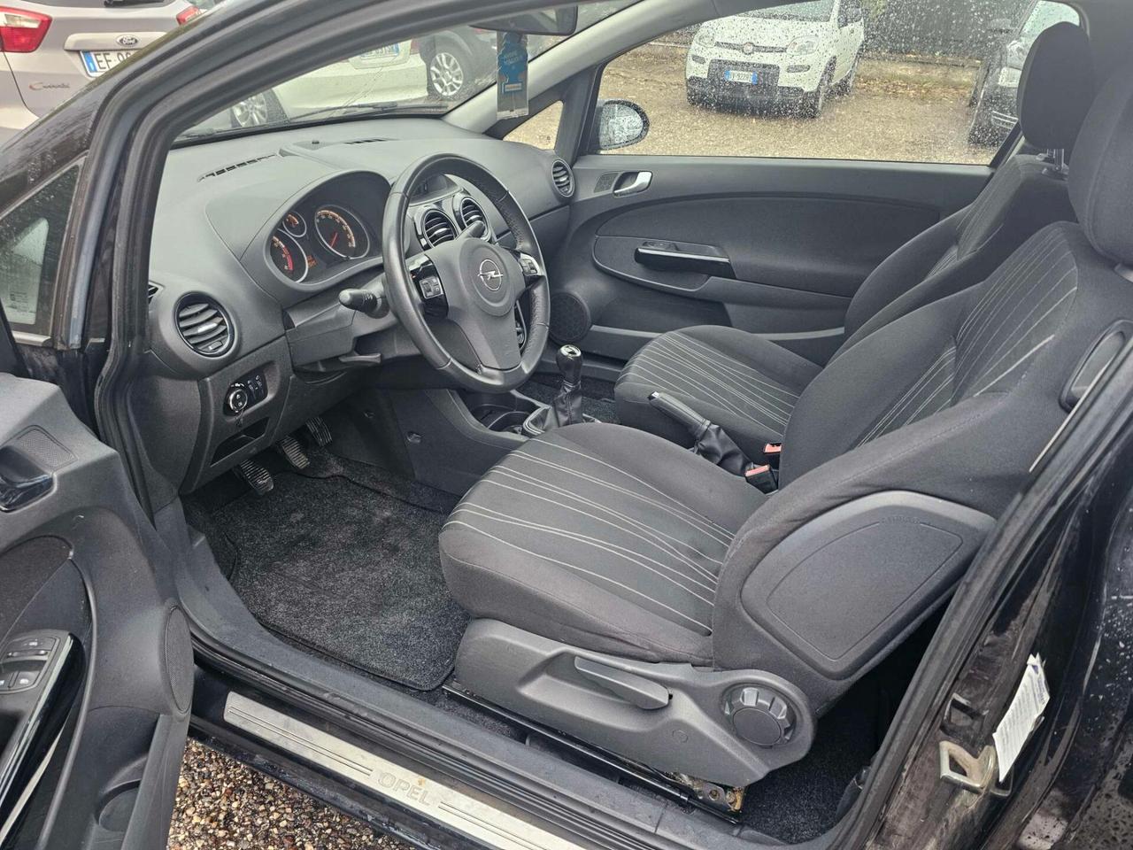 Opel Corsa 1.2 3 porte b-color