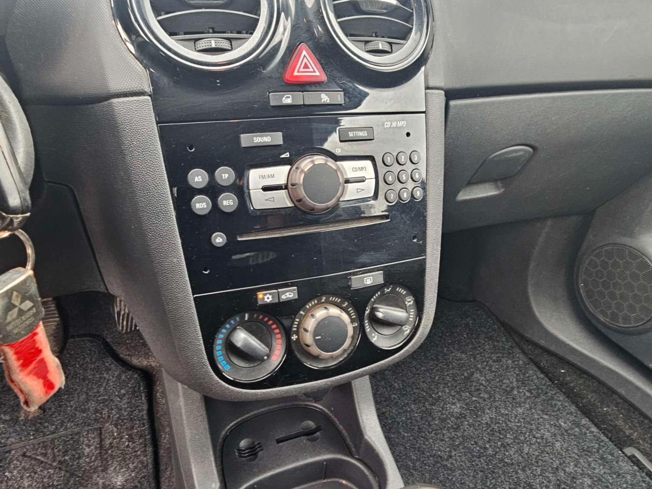 Opel Corsa 1.2 3 porte b-color