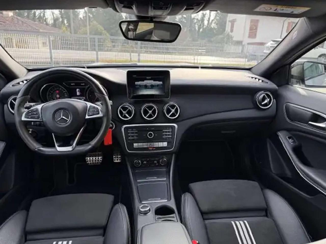 Mercedes-Benz GLA 220 GLA 220 d Premium edition1 4matic auto \\ 1 prop