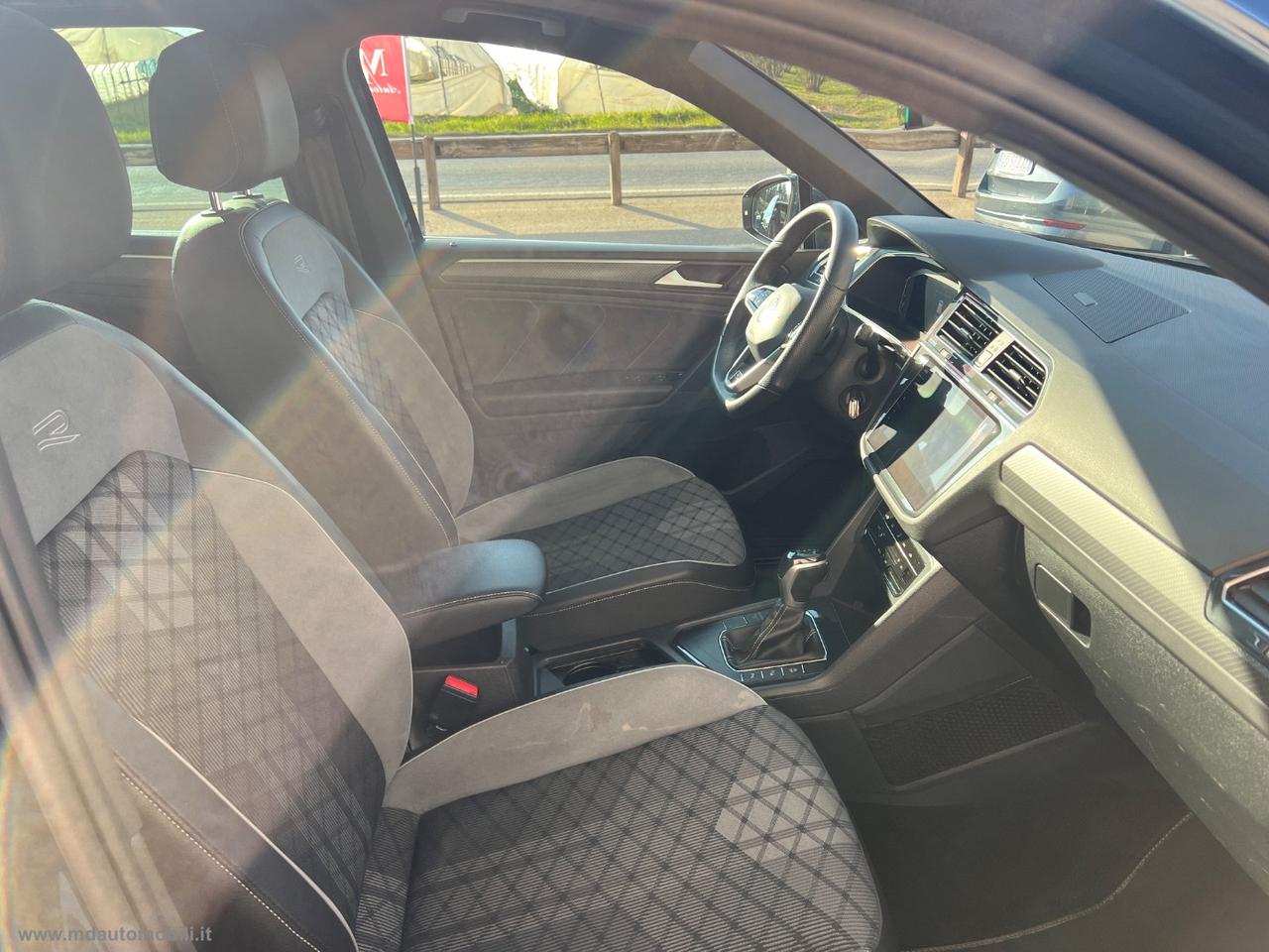 VOLKSWAGEN Tiguan 2.0 TDI 150CV SCR DSG R-Line TETTO CERCHI 20 NUOVO MODELLO