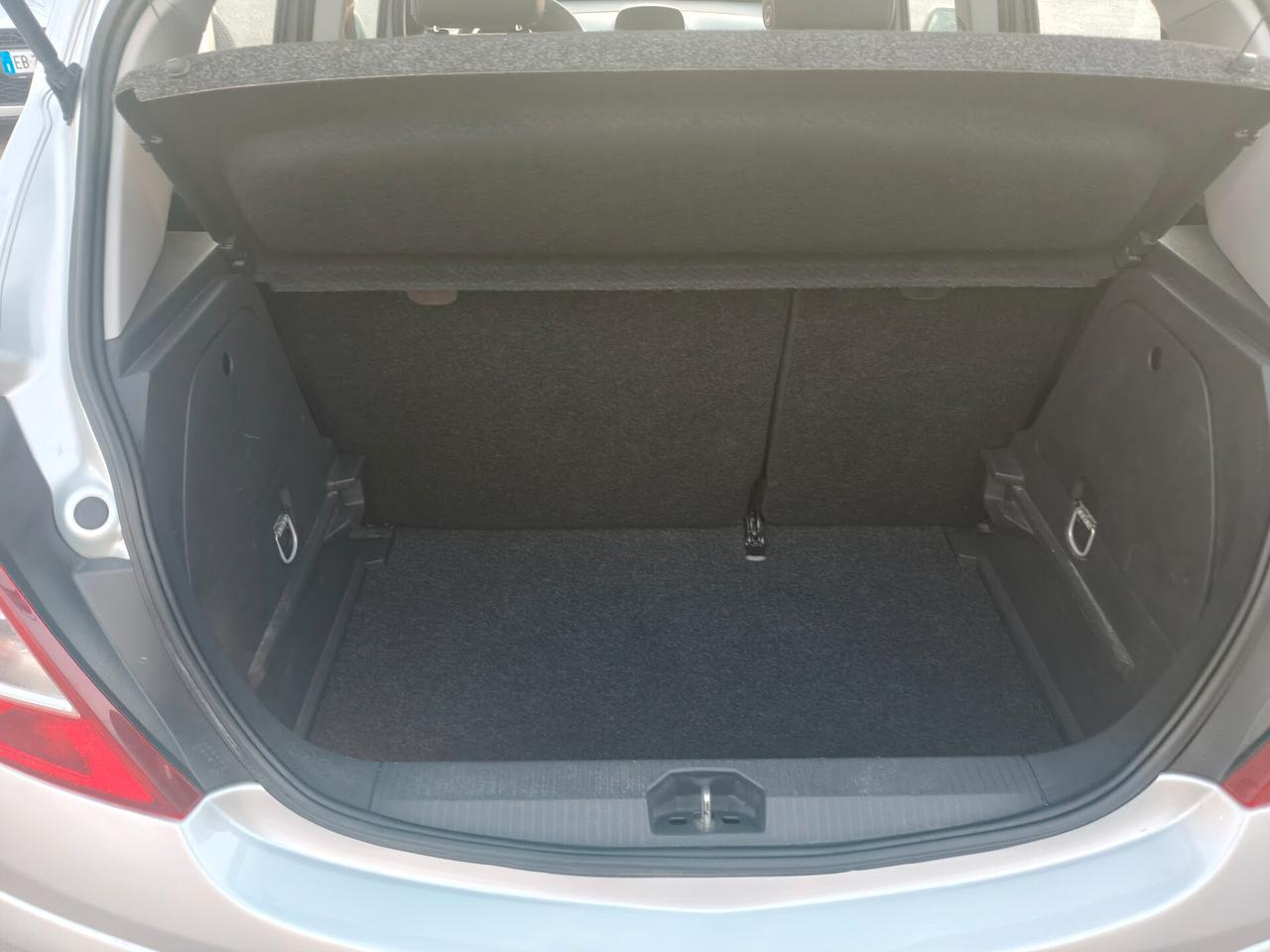 Opel Corsa con gancio traino e garanzia