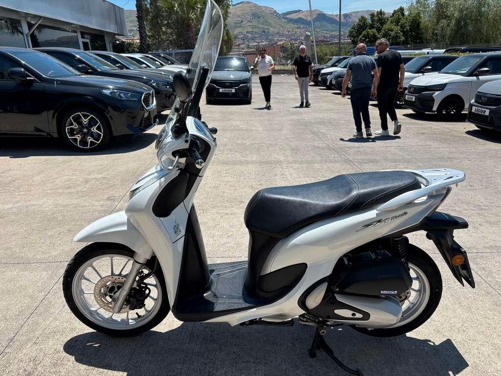 Honda SH Mode 125 2023 / KM 13.000 Tua a solo 19 Euro al mese