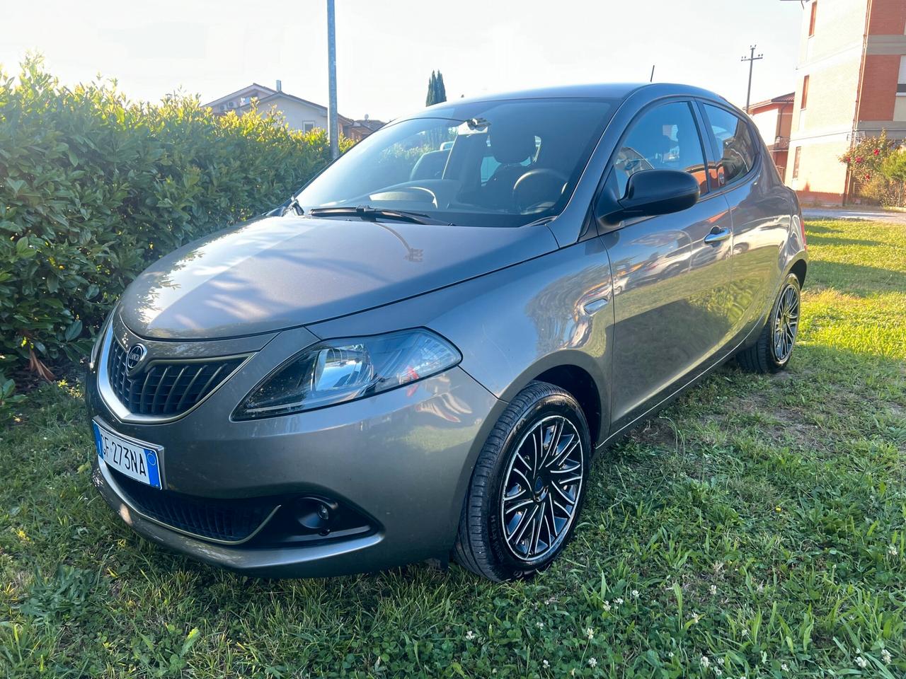 Lancia Ypsilon 1.0 FireFly 5 porte S&S Hybrid Ecochic Silver