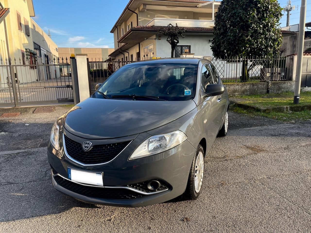 Lancia Ypsilon 1.2 69 CV 5 porte Platinum per Neopatentati 2016