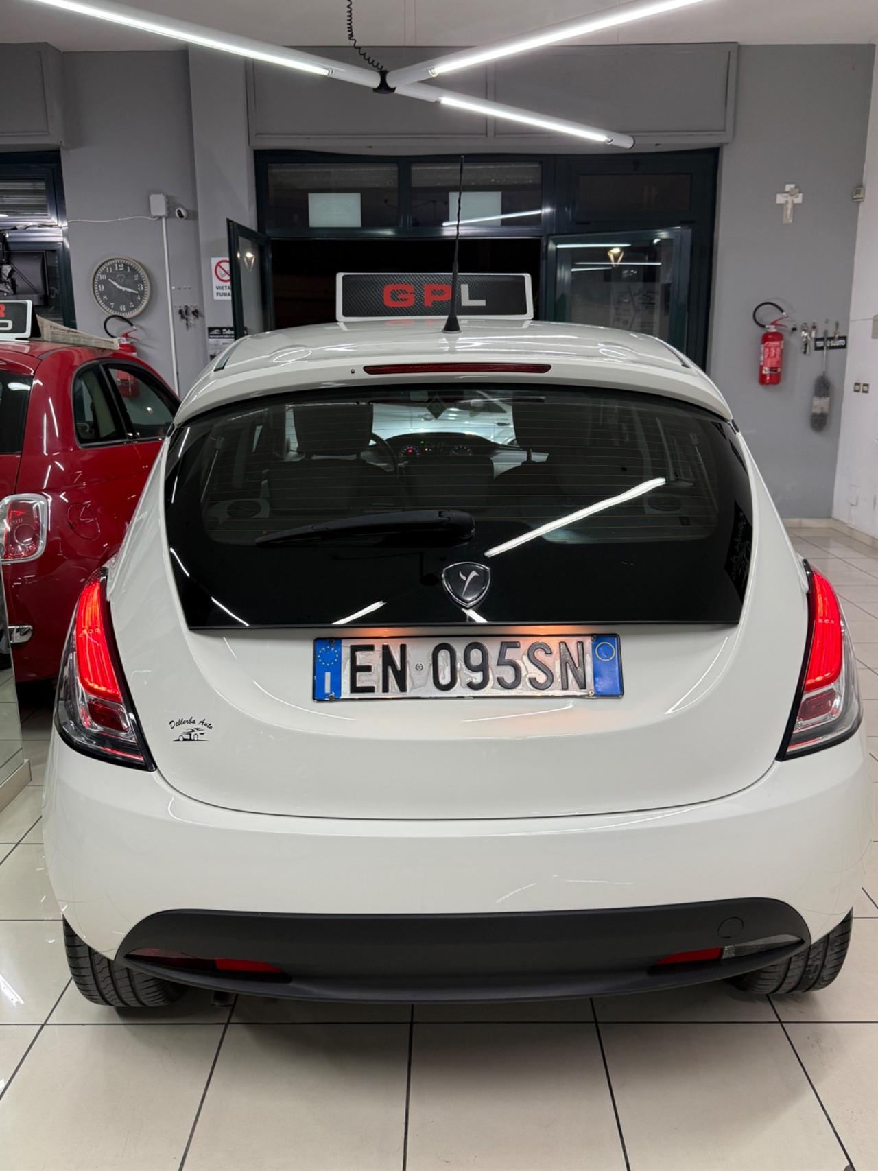 Lancia Ypsilon 1.2 69 CV 5 porte GPL Ecochic Silver