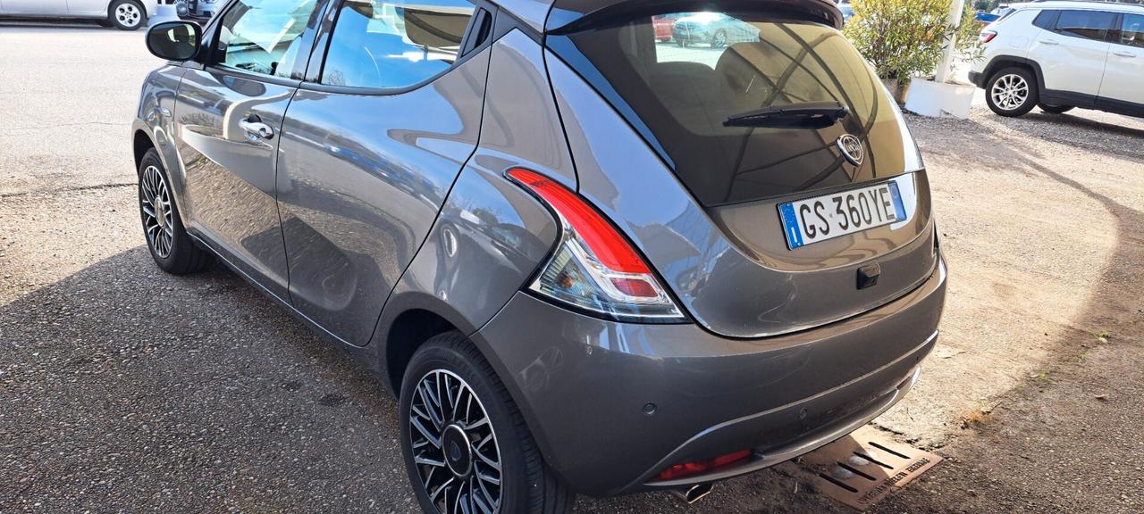 Lancia Ypsilon 1.0 FireFly 5 porte S&S Hybrid Platino