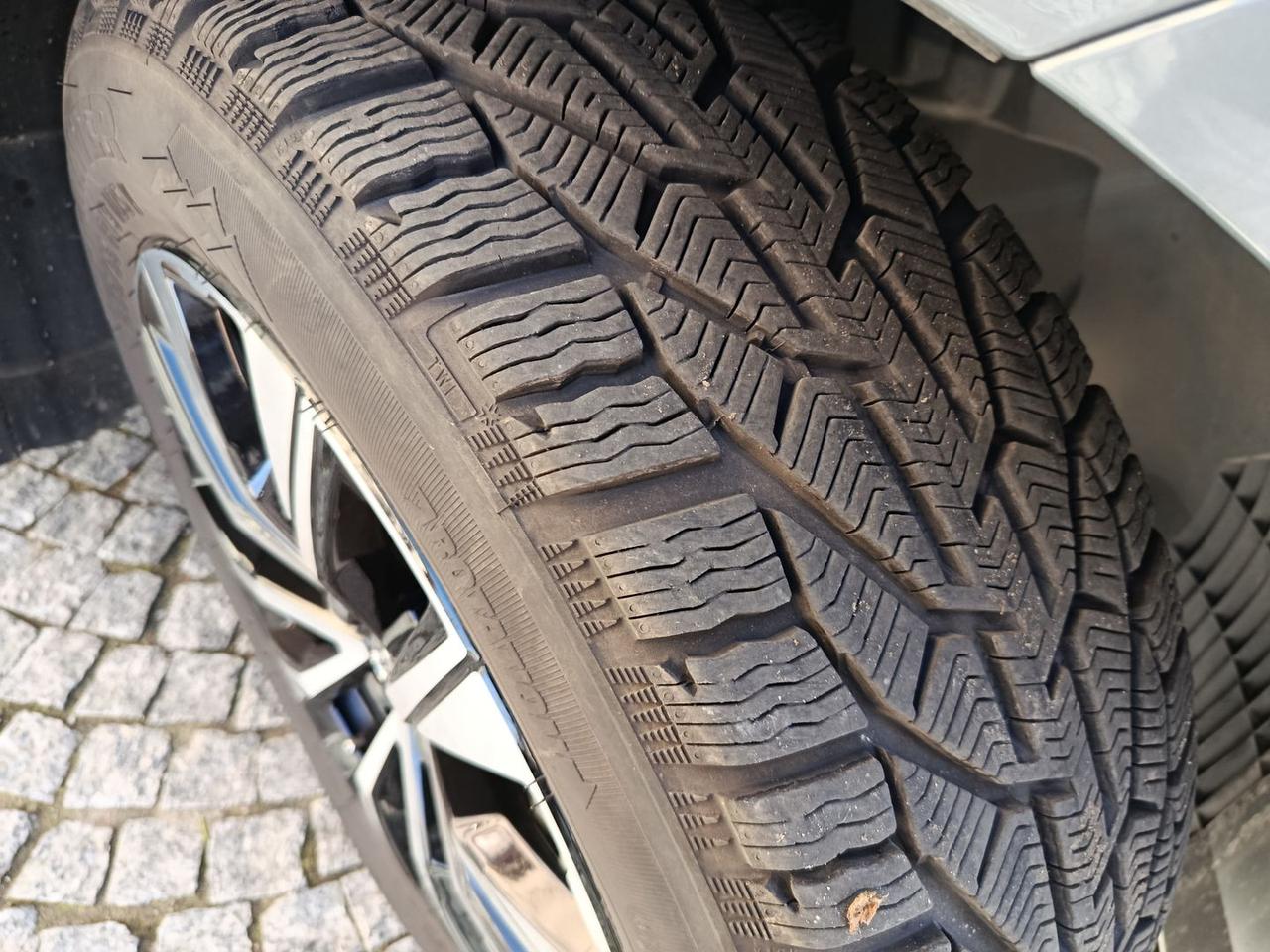 Volvo XC 60 Plus Dark 2.0 B4 MHEV #9159