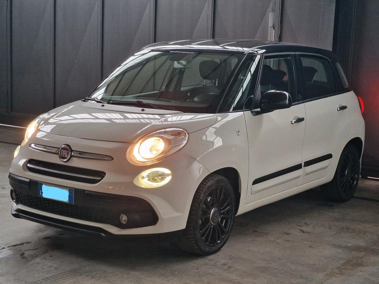 Fiat 500L 1.4 120° S.&.S Anniversario Bicolore Nero Cinema/Bianco € 14.999, 00 Benzina Potenza (CV) 95 Potenza