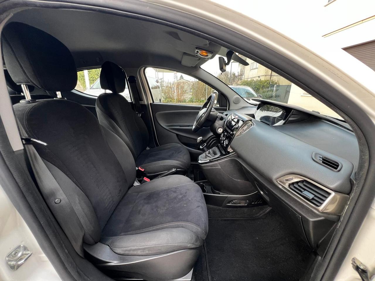 Lancia Ypsilon 0.9 TwinAir 85 CV 5 porte Metano Ecochic Platinum