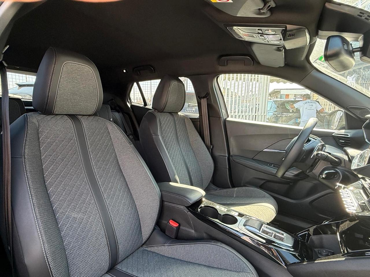 PEUGEOT 2008 2025 AUTOMATICA 130CV BENZINA ALLURE 18000KM