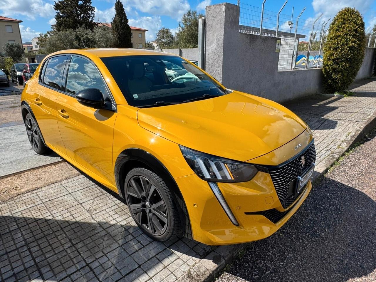 Peugeot 208 GT LINE - NEOPATENTATI