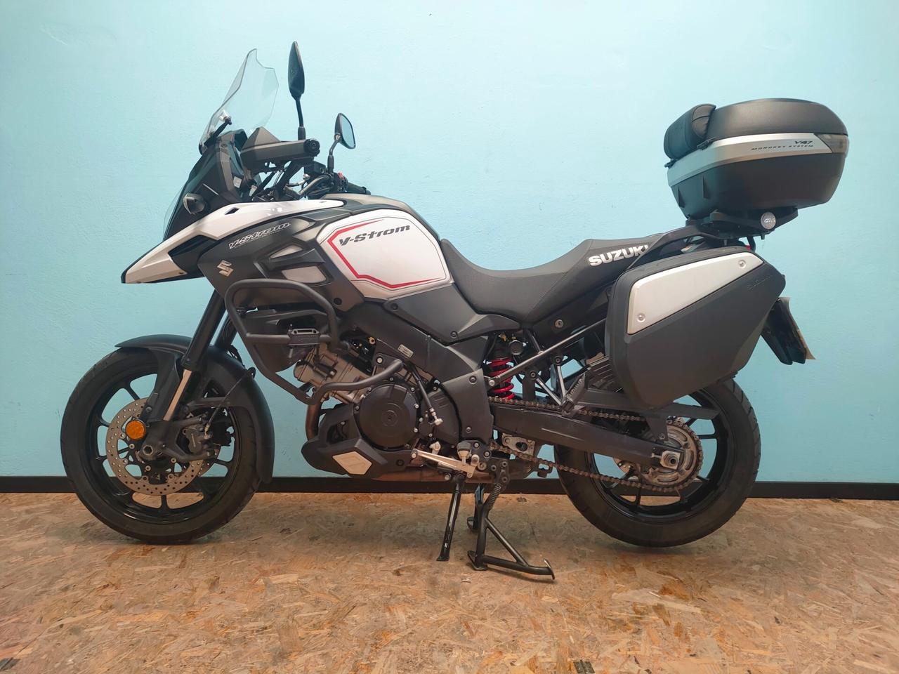 Suzuki V Strom DL 1000 soli 14.318 km.