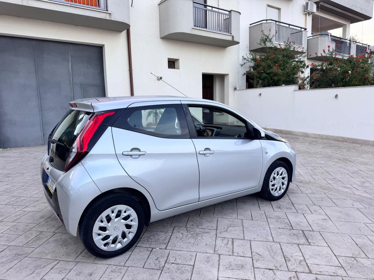 Toyota Aygo 1.0 VVT-i 69 CV 5 porte x-business MMT