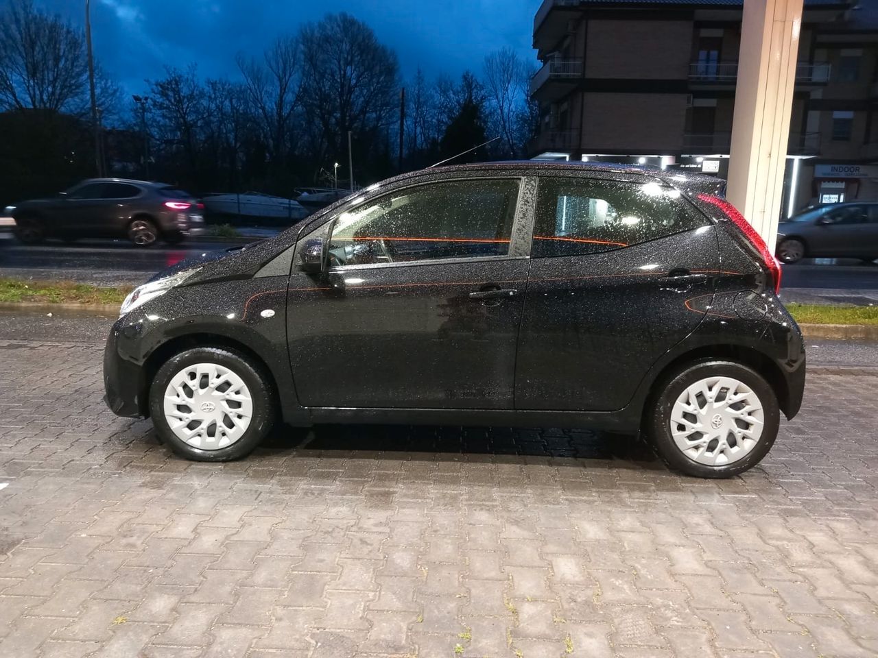 Toyota Aygo Connect 1.0 VVT-i 72 CV 5 porte x-clusiv red style