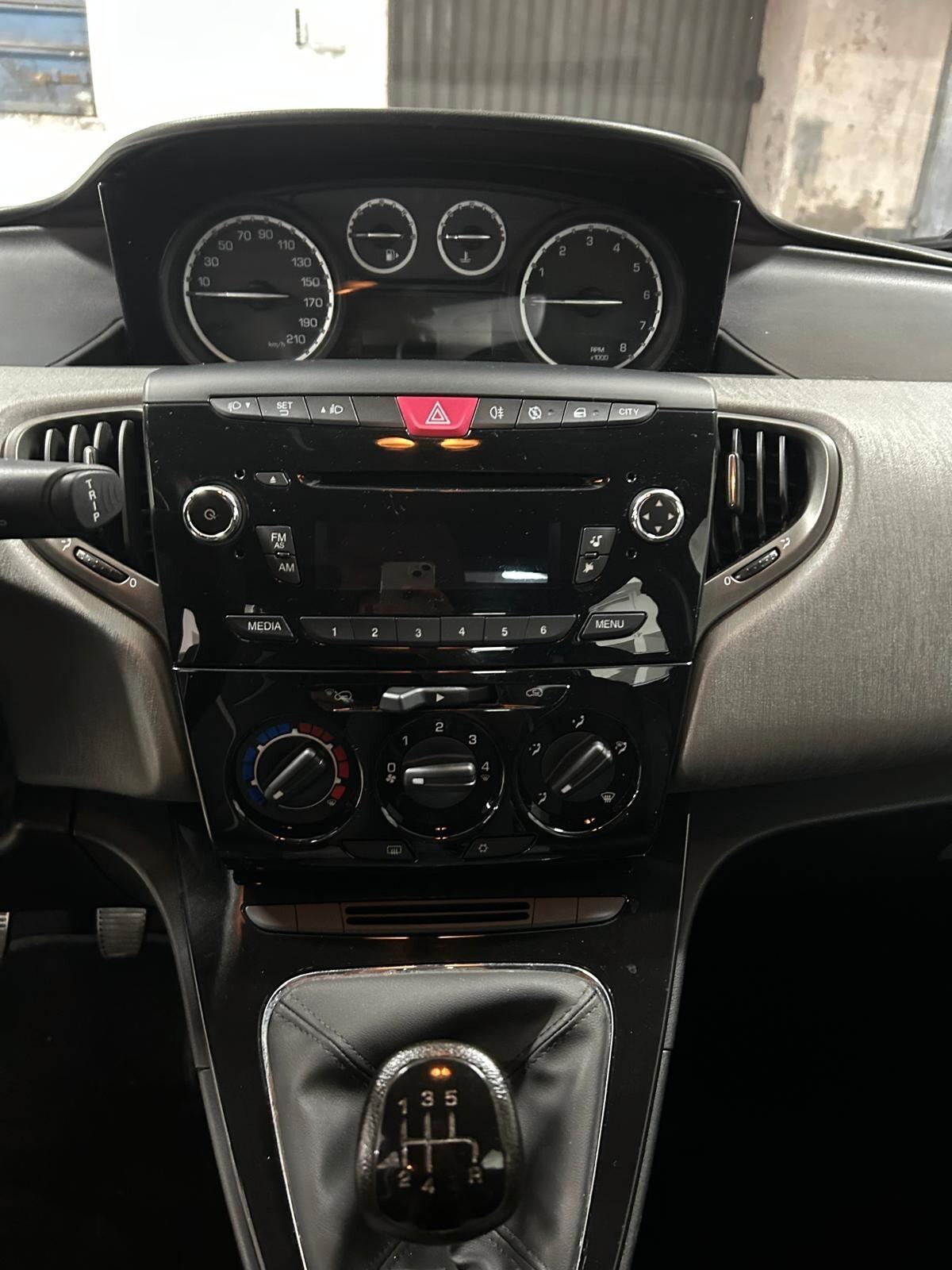 Lancia Ypsilon 1.2 69 CV 5 porte Gold