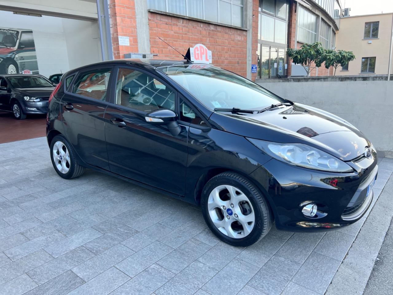 Ford Fiesta 1.4 16V 5p. Bz.- GPL Titanium Bs.