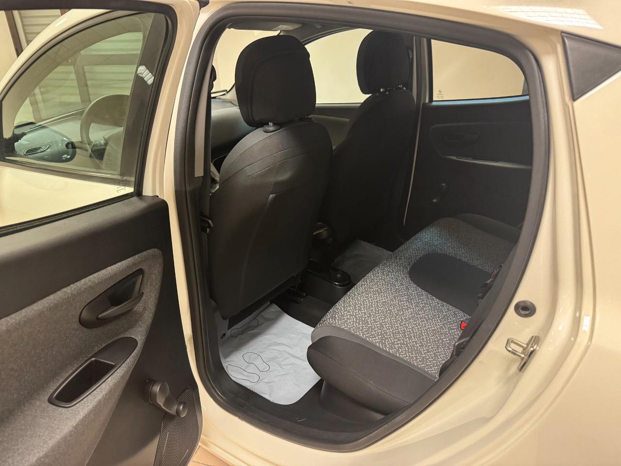 Lancia Ypsilon 1.0 FireFly 5 porte S&S Hybrid Ecochic Silver
