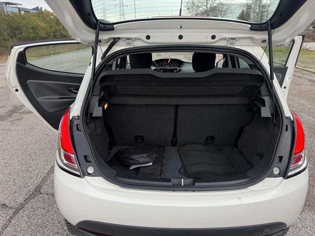 Lancia Ypsilon 0.9 TwinAir 85 CV 5 porte Metano Ecochic Gold