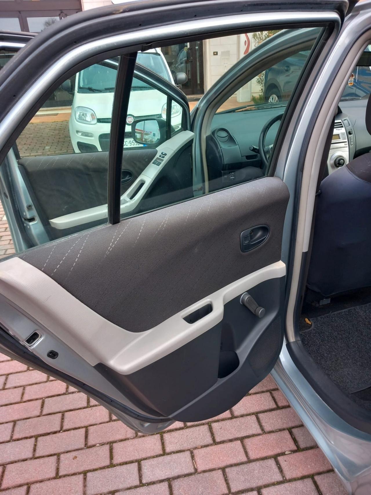 Toyota Yaris 1.0 5 porte