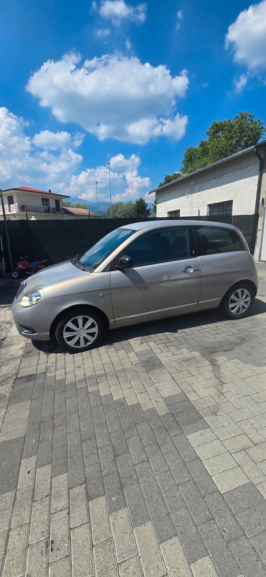 Lancia Ypsilon 1.3 MJT 75 CV Diva