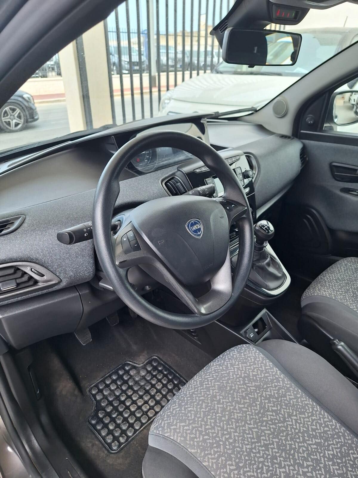Lancia Ypsilon 1.0 FireFly S&S Hybrid Silver 2023