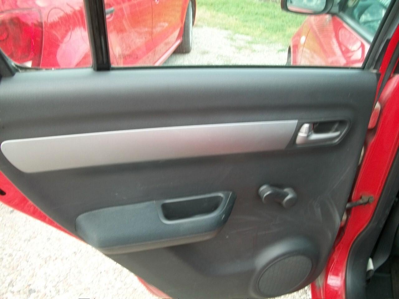 Suzuki Swift 1.3 5p. GLX KM 200.300 CC 1328 BENZINA EURO 04 REVISIONE SCADE 30/06/2026 BOLLATA 30/06/2026 SI NEOPATENTATI UNICO PROPRIETARIO GIA FATTA LA FRISIONE GOMMATA 95/100 GARANZIA UN ANNOCOME NUOVA