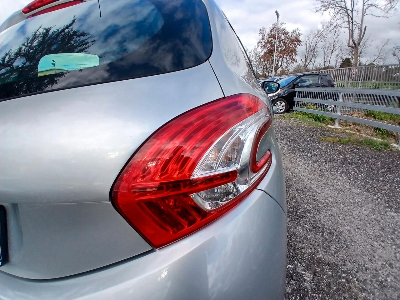 Peugeot 208 1.4 HDi 68 CV 5 porte Allure