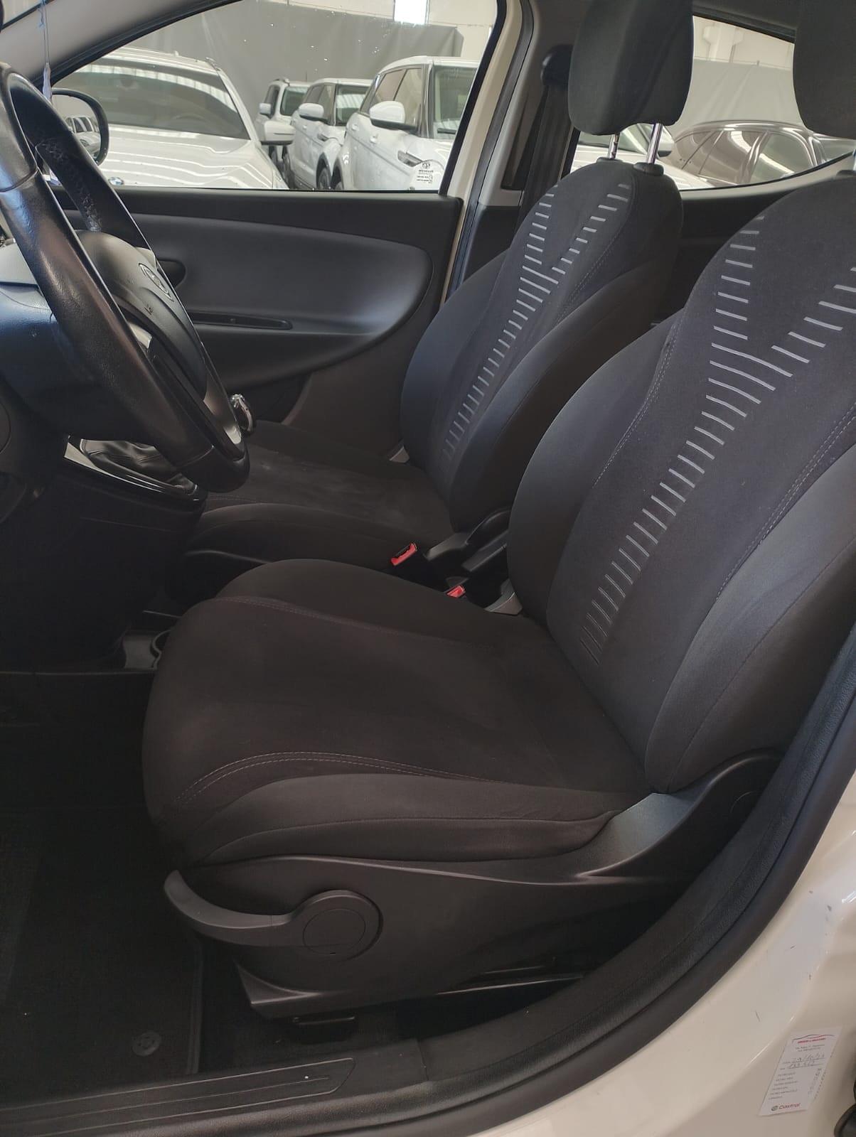 Lancia Ypsilon 1.2 69 CV Unyca