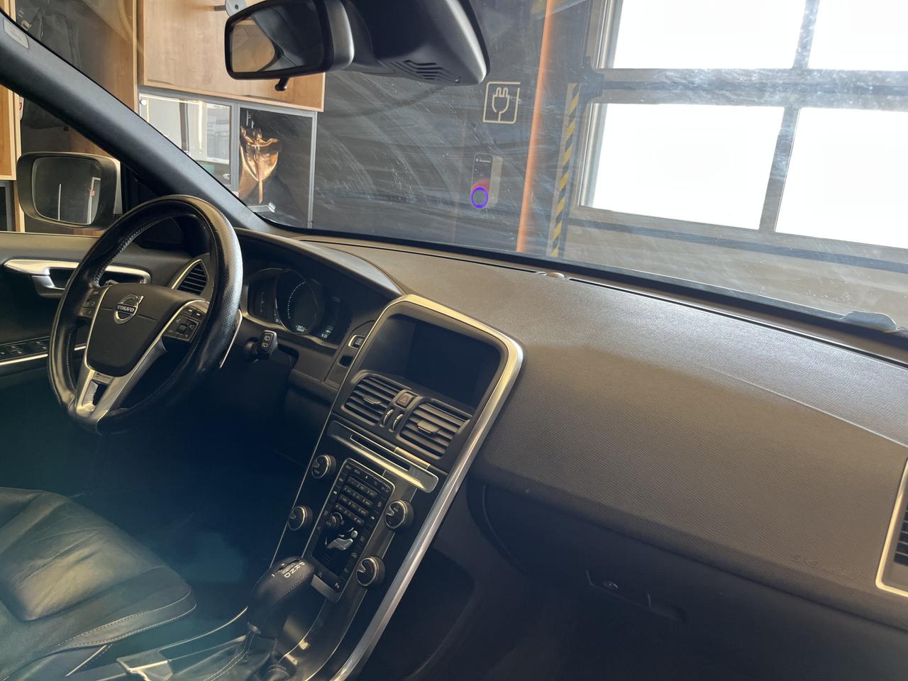 VOLVO XC60 I - XC60 2.0 d4 R-design Momentum 181cv geartronic