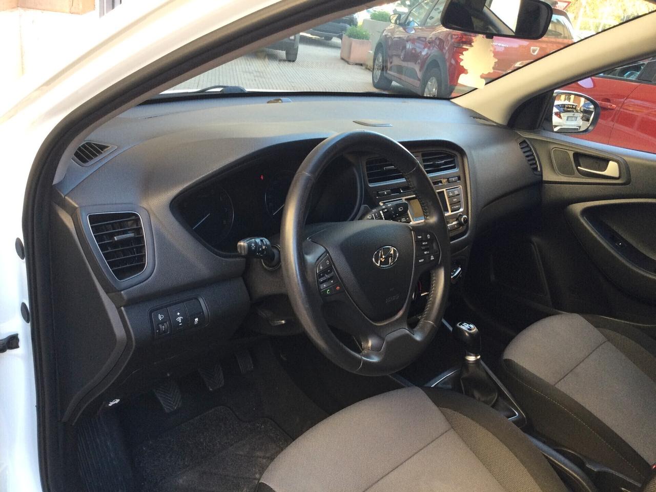 Hyundai i20 1.2 84 CV 5 porte Blackline