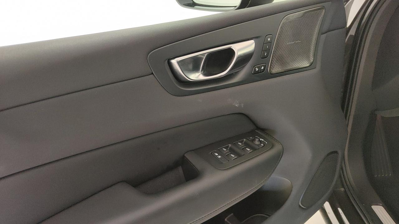 VOLVO XC60 2.0 b4 Plus Dark auto