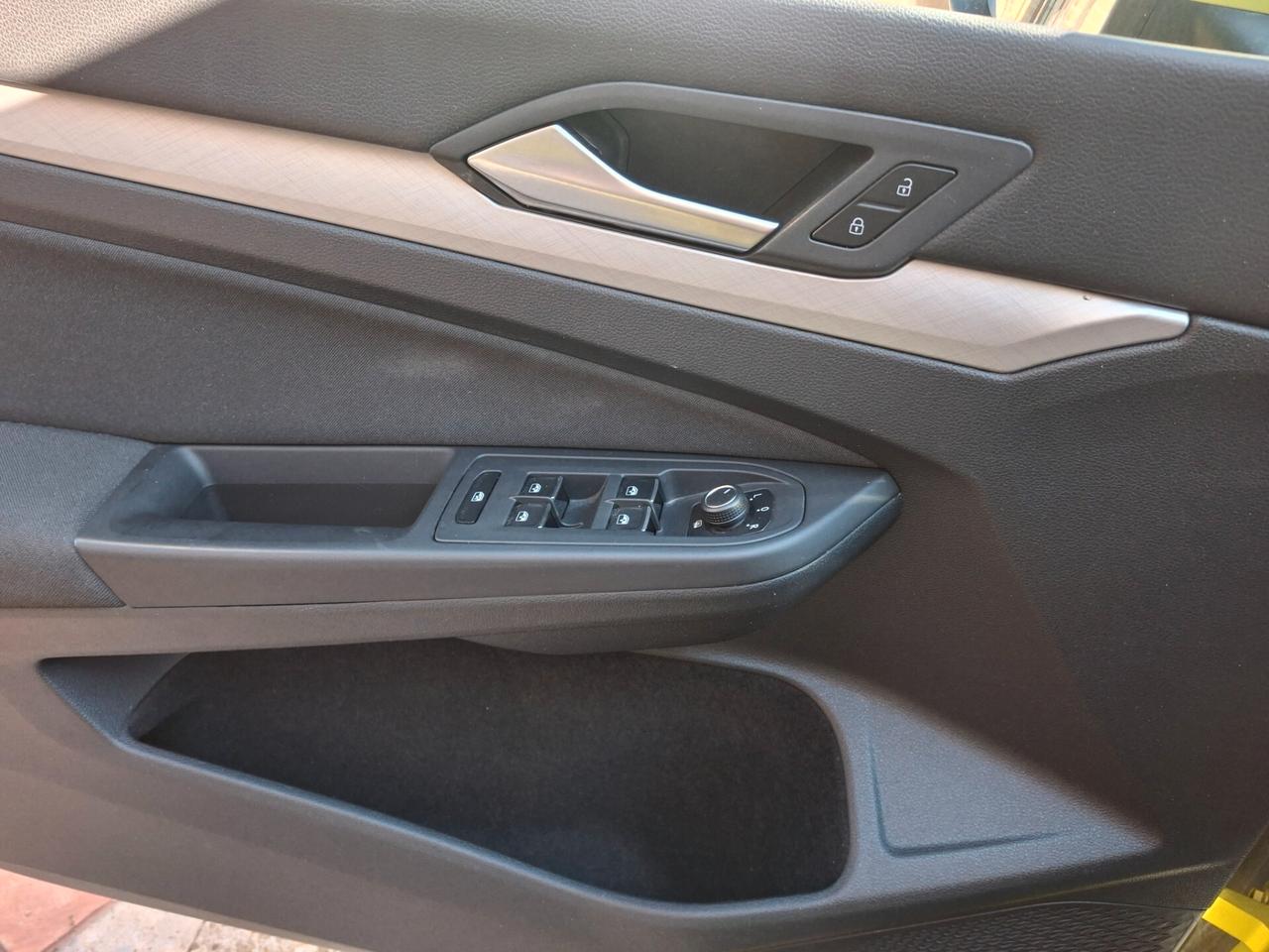 Volkswagen Golf 1.0 TSI EVO Life adatta anche neopatentati