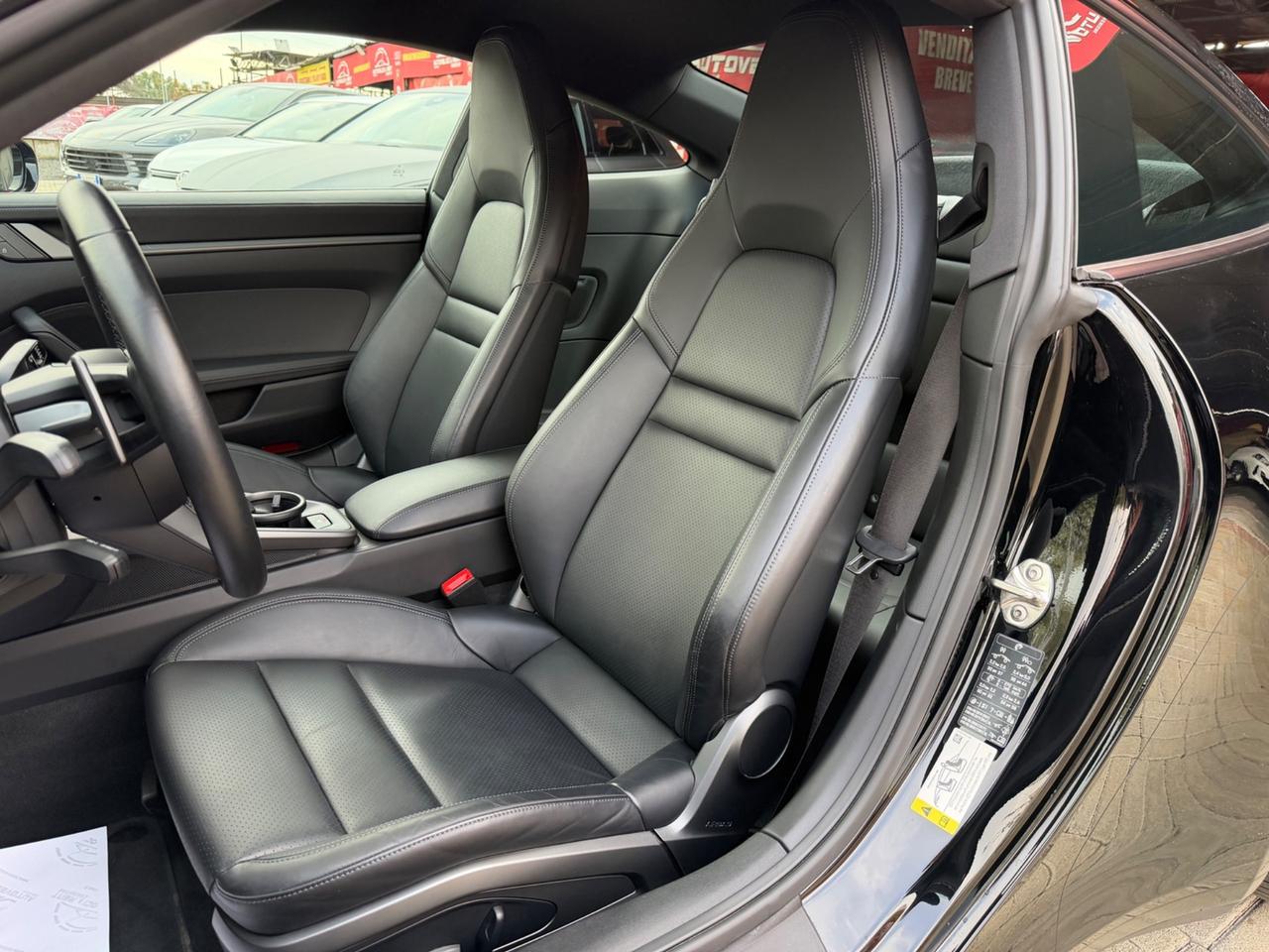 Porsche 992 911 Coupe 3.0 Carrera total black/Porsche Approved