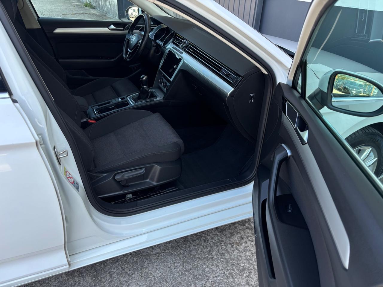 Volkswagen Passat 1.6 TDI. Garanzia. Neopatentati