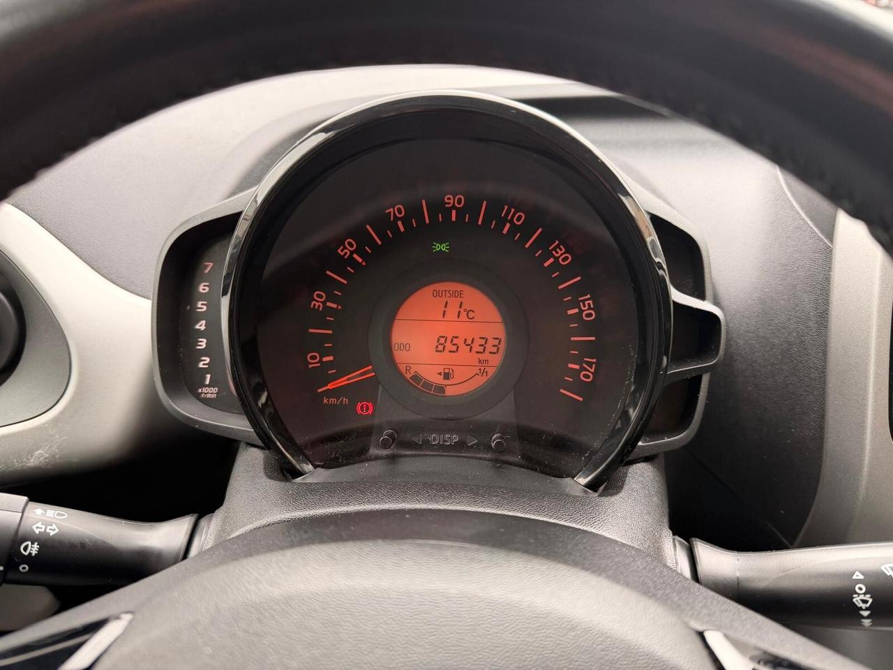 Toyota Aygo 1.0 VVT-i 69 CV 5 porte x-black