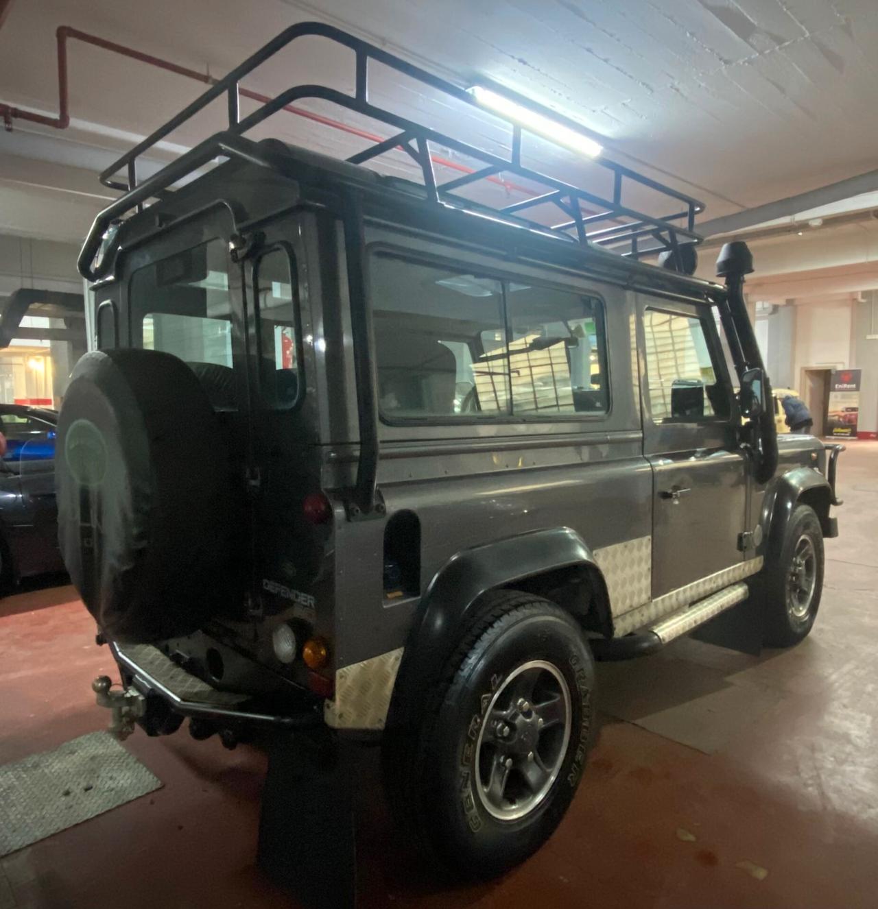 Land Rover Defender LD - Tomb Raider