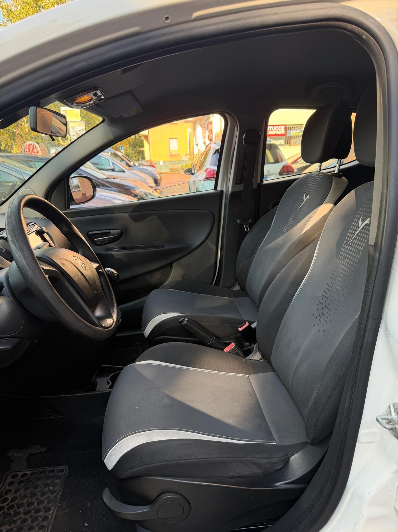 Lancia Ypsilon 0.9 TwinAir 85 CV 5 porte Metano Ecochic Silver