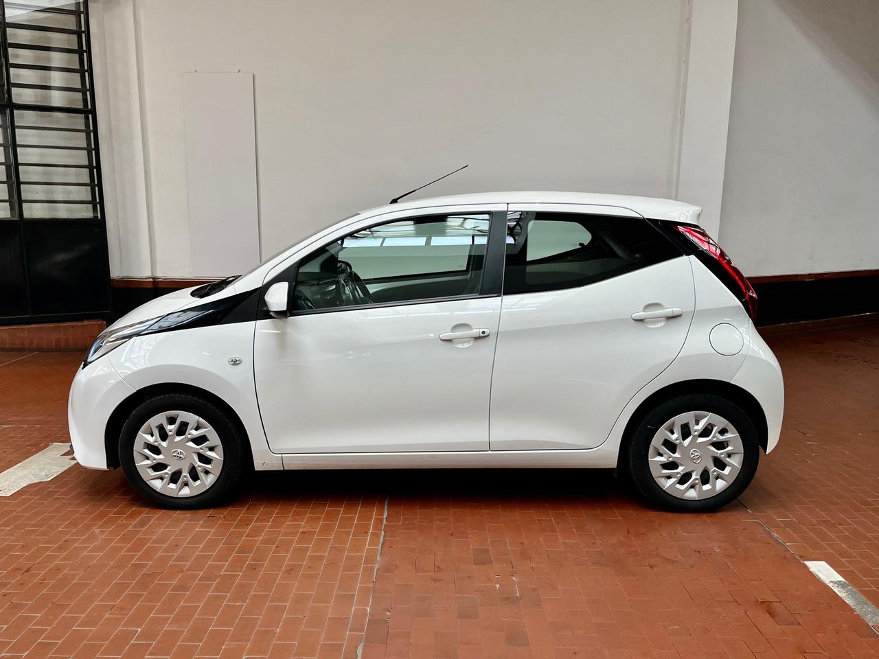 Toyota Aygo Connect 5p 1.0 x-cool 72cv