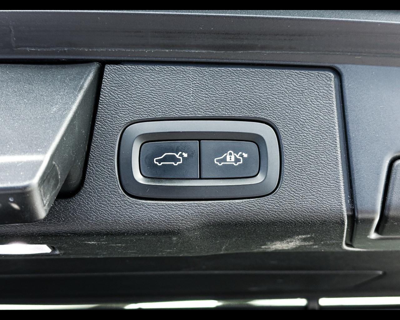 VOLVO XC60 (2017-->) - XC60 B5 (d) AWD Geartronic R-design