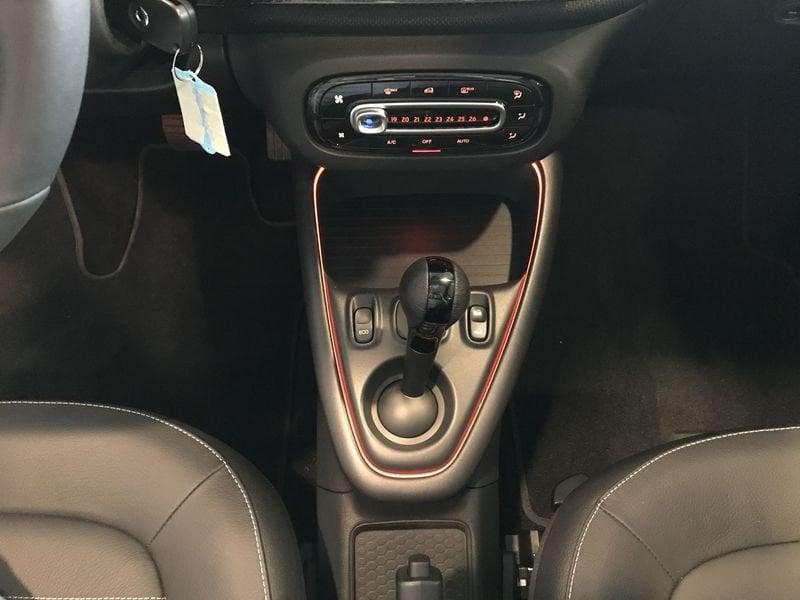 smart fortwo EQ cabrio suitegrey Caricatore da (22kW) Fari Ful Led
