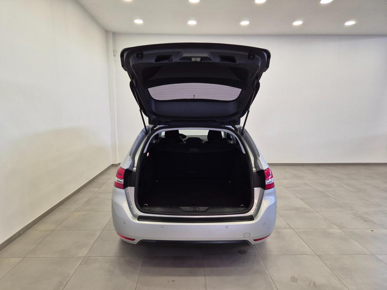 Peugeot 308 SW 1.6 bluehdi Active s&s 120cv - UNIPROPRIETARIO - NEOPATENTATI - Sens. Park - Clima