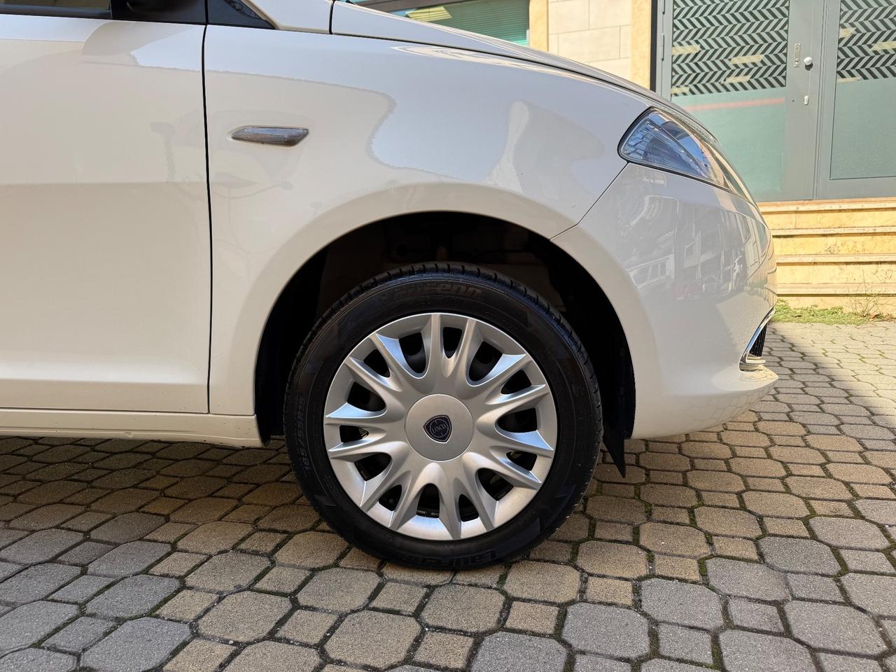 Lancia Ypsilon 0.9 TwinAir 85 CV 5 porte Metano Ecochic Silver