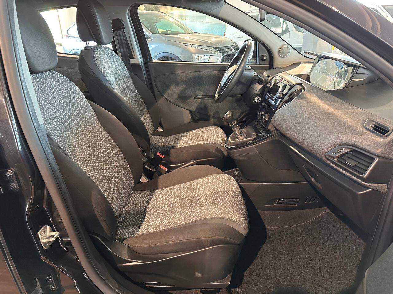 Lancia Ypsilon 1.0 FireFly 5 porte S&S Hybrid Silver