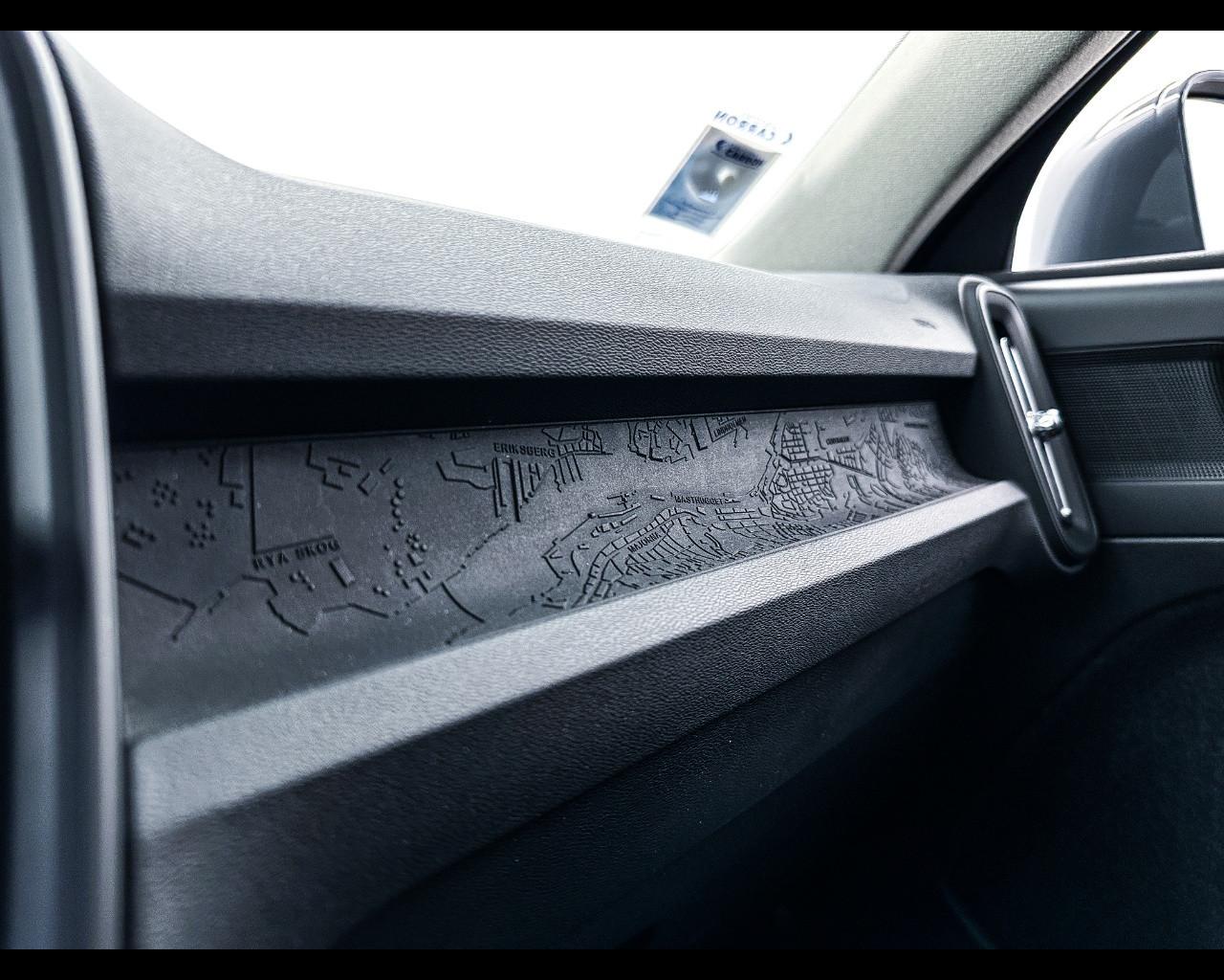 VOLVO XC40 (2017-->) - XC40 T2 Geartronic Momentum Core N1