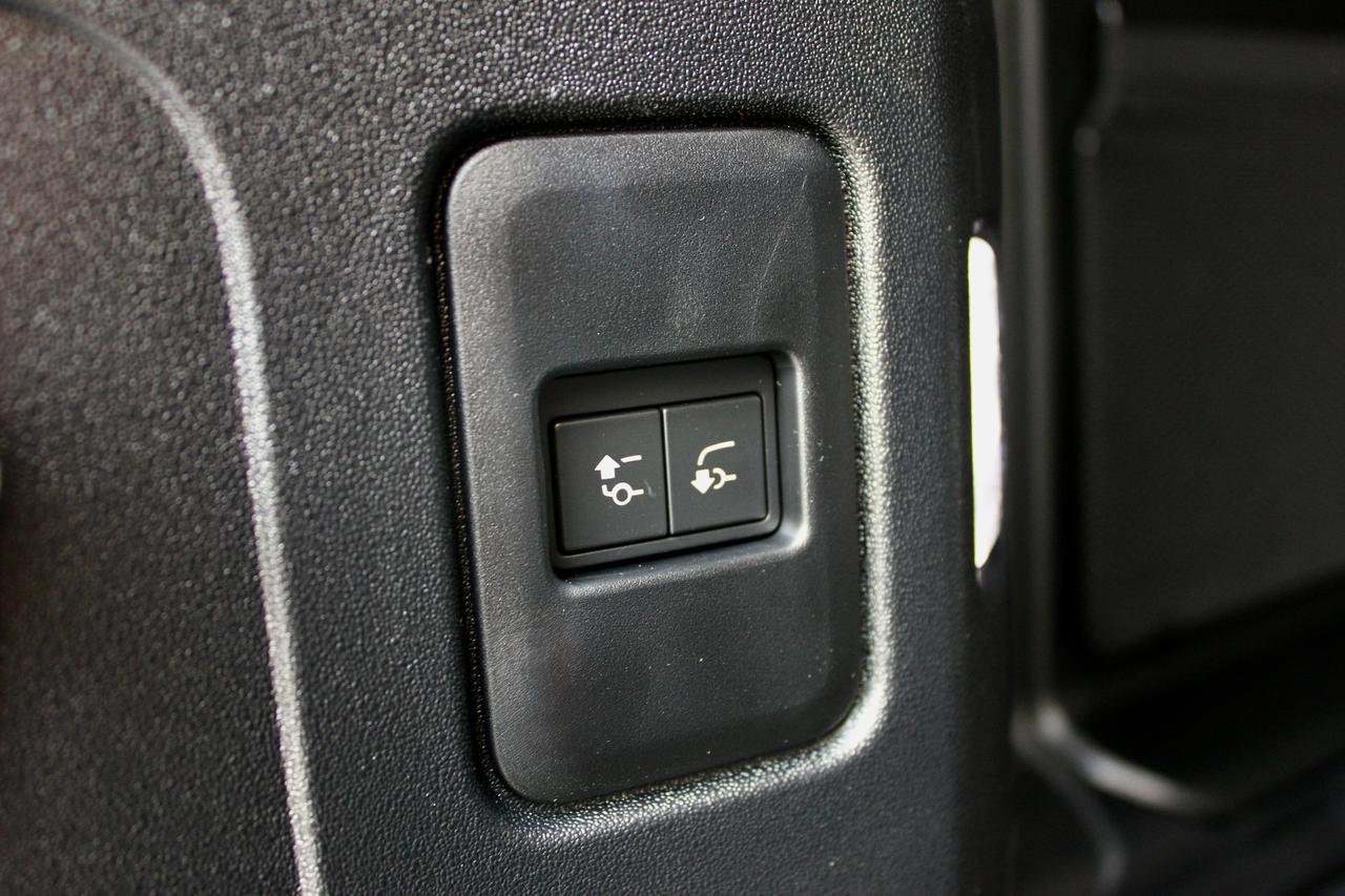 Land Rover Defender 3.0D 200 CV AWD Auto X-Dynamic SE