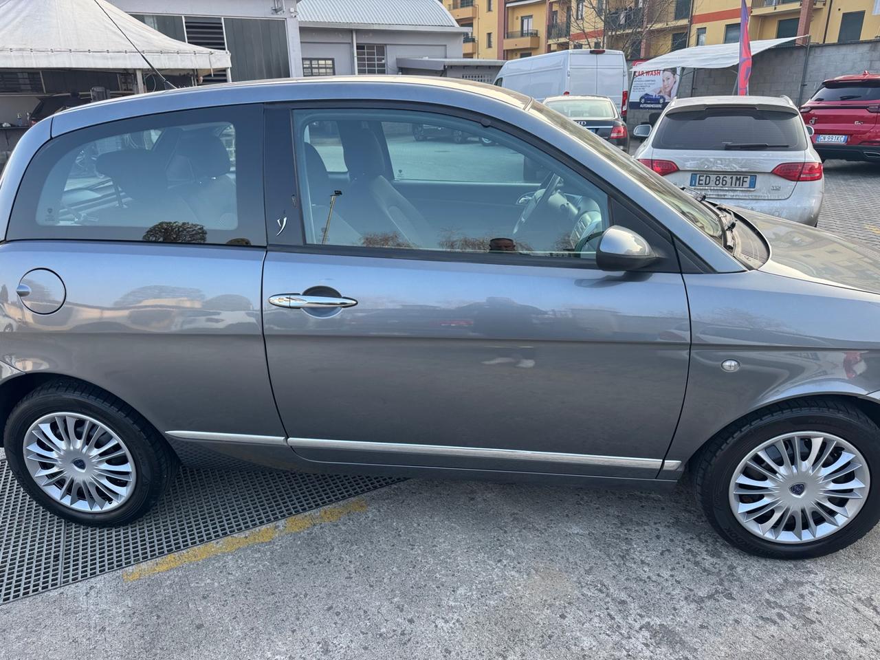 Lancia Ypsilon 1.2 benzina neopatentati