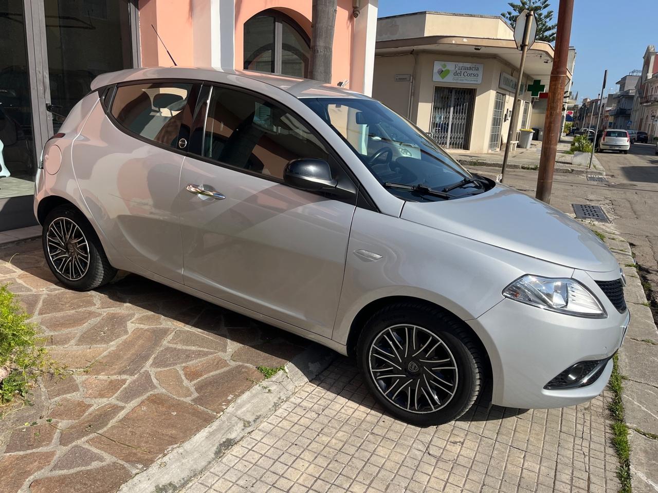 Lancia Ypsilon 1.2 69 CV 5 porte GPL Ecochic Silver