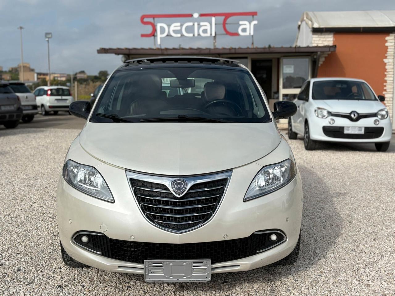 Lancia Ypsilon 0.9 TwinAir 85 CV 5 porte S&S Black&Red